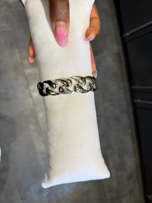 Bracelet yang
